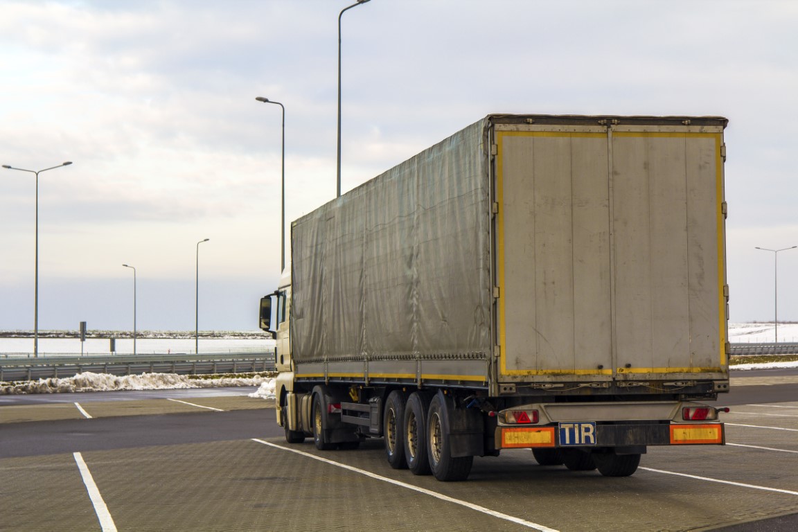 Beschädigter LKW nach einem Verkehrsunfall auf einer Autobahn